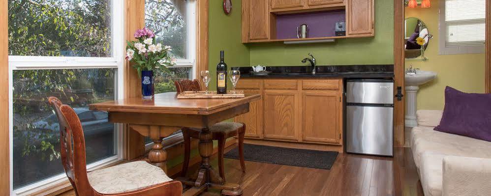 Bed & Breakfast Tucker House 3*